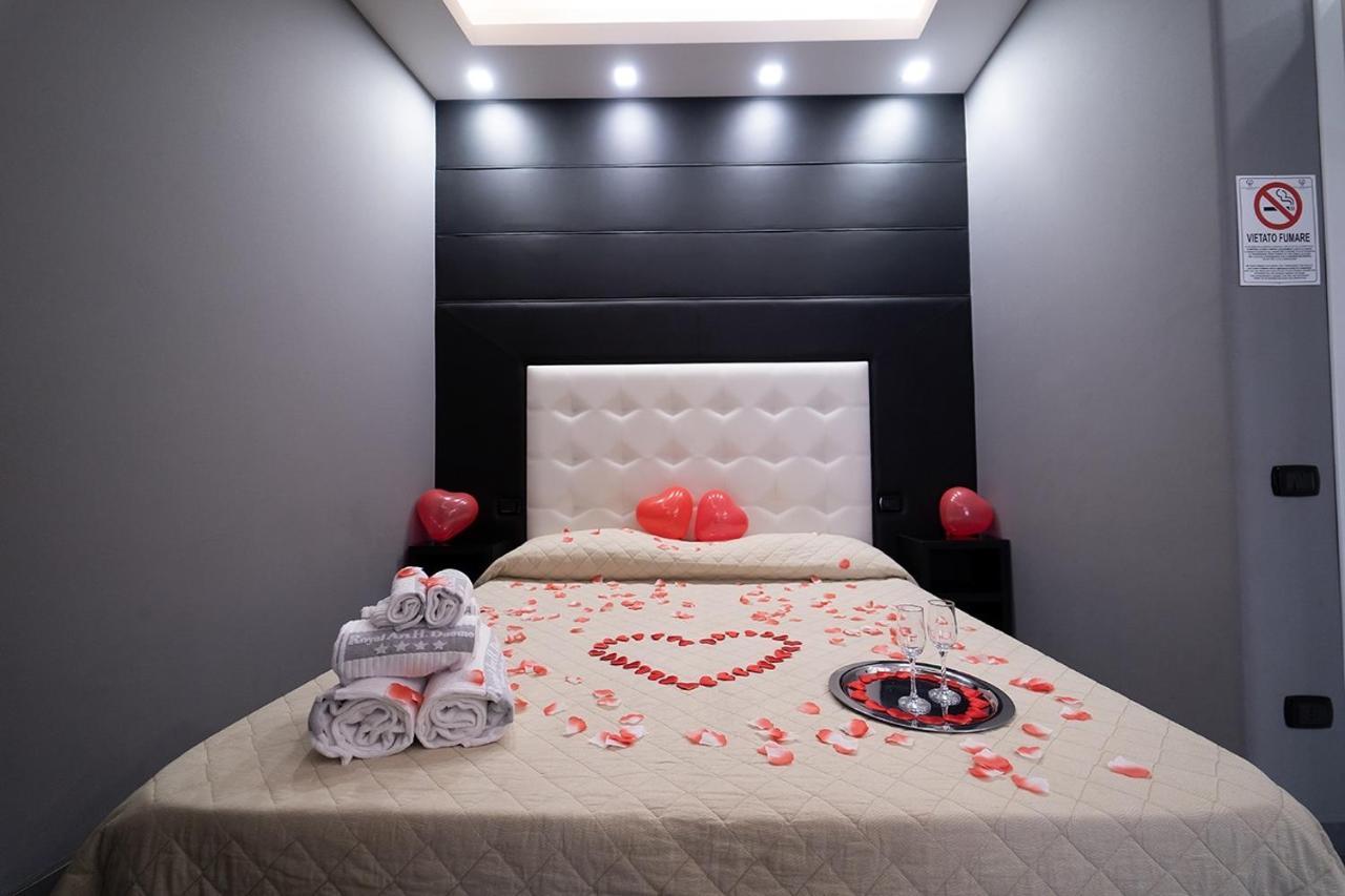 Royal Art H Duomo - Napoli Centro, By Clapa Group Hotell Eksteriør bilde A bedroom in a love hotel
