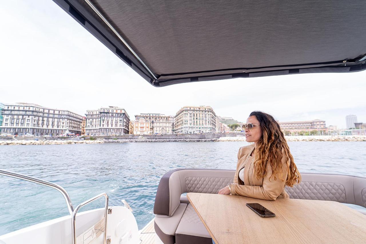 Royal Art H Duomo - Napoli Centro, By Clapa Group Hotell Eksteriør bilde A woman on a yacht