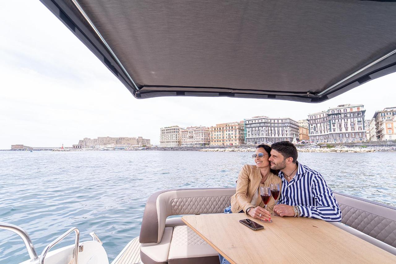 Royal Art H Duomo - Napoli Centro, By Clapa Group Hotell Eksteriør bilde A couple on a boat