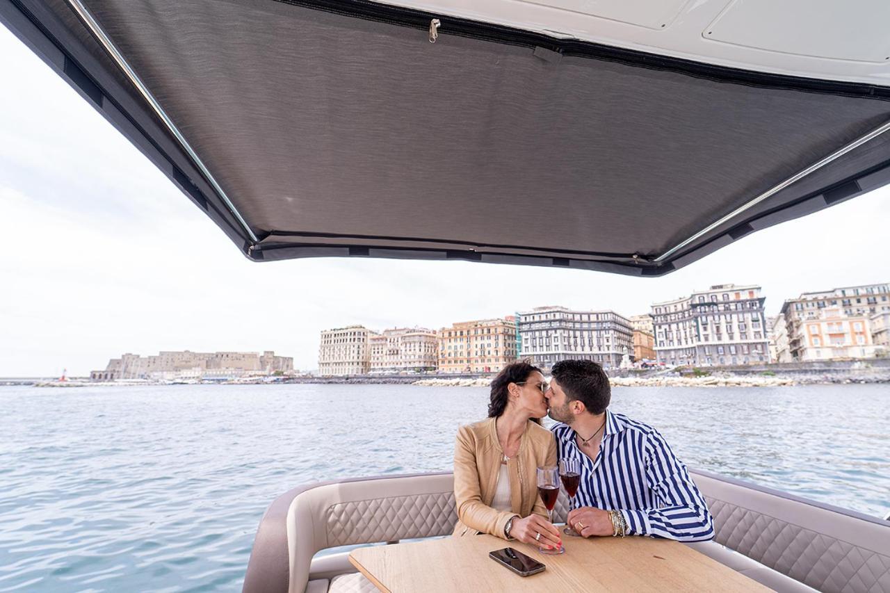 Royal Art H Duomo - Napoli Centro, By Clapa Group Hotell Eksteriør bilde A couple on a boat